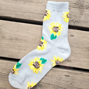 Strumpor Solros Grå stl.37 - Strumpor ljugrå med solrosmotiv.
