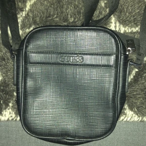 guess väska - guess väska knappt använd   ny pris 800kr  säljer för 400kr
