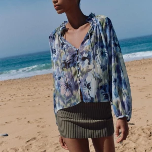 Zara blus  - Superfin blus från zara i strl S som endast testats på! Skriv för fler bilder eller frågor🎀🎀