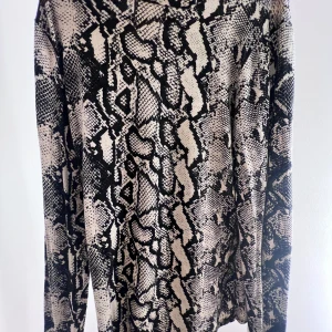 Tröja med orm print  - Säljer den här tröjan då jag inte längre använder den. Priset kan diskuteras! 