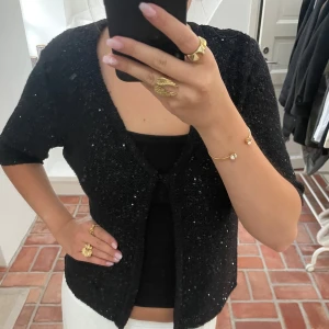 Festkofta - Sååå fin men får aldrig användning av den. Både tröjan under koftan och kjolen till finns som annonser på mitt konto. Skriv vid frågor!💓