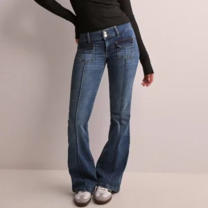 Lågmidjade jeans - Sparsamt använda två gånger, där av säljer jag dem. Storlek 34 men stretchigt matrial. Nypris 699 säkjer för 499. 