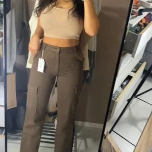 Cargobyxor stradivarius - Superfina cargopants från Stradivarius. Så skönt o stretchigt material. Storlek 42 men skulle säga att de passar M. Även S om man vill ha low-waisted. Aldrig använt, prislapp kvar