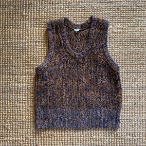 Stickad väst från Arket - Sååå fin stickad väst från Arket i en blandning av mörkblå, orange och vit. Lite stor i storleken. Är i toppenskick! 🧡 64% ull 20% bomull 16% polyamide 