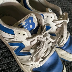 New balance  - Blå / vita new balance storlek 38.5  Kan gå ner i pris vid snabb affär 🤩