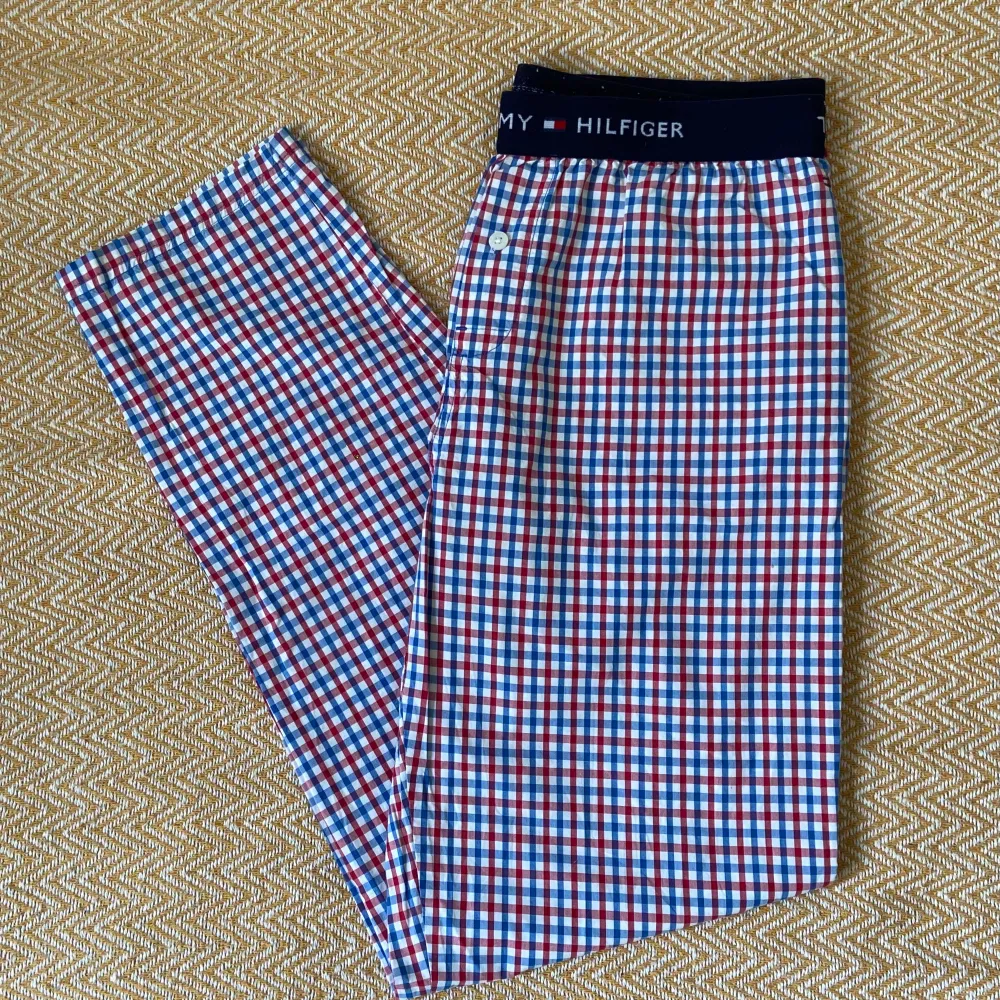 Fina Tommy Hilfiger pyjamasbyxor i nyskick. Storlek S. Nypris ca 750kr. Pris kan diskuteras.. Farkut & Housut.