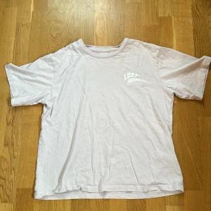 Ljus lila t-shirt från Lager157 - Använder inte längre och darför säljer jag den.
