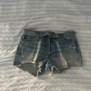Zara shorts - Zara shorts med nedvikt kant, lågmidjade 