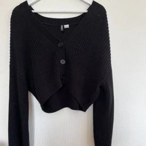 Svart kofta - Svart stickad kofta från H&M. Jätte fint skick. Lite cropad. Storlek M men skulle säga att den passar någon med storlek S också.