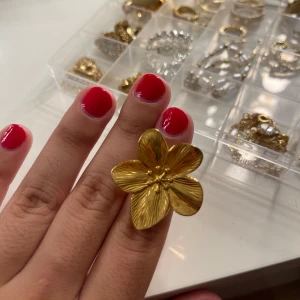 Blom-ring 🌸 - En gullig Blom-ring i rostfritt stål. Vet ej märke då jag fått den. Justerbar storlek. 
