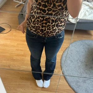 Lågmidjade jeans - Säljer dessa jeans då dom aldrig kommer till användning. Dom är knappt använda och är i nyskick. Köpta i våras från H&M