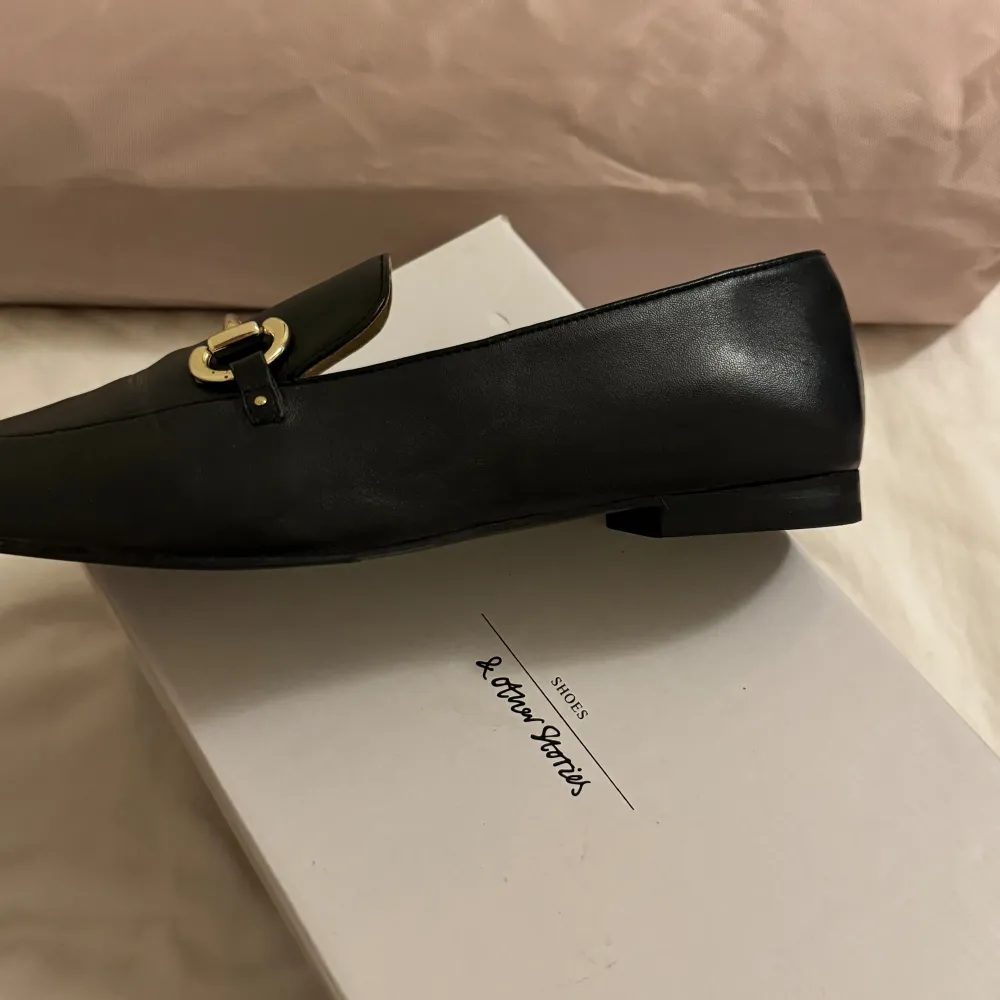 Svarta Loafers i väldigt bra skick. Äkta skinn. Använd enbart ett fåtal tillfällen. Hästbett ovan i guld. Nypris 990kr. . Skor.