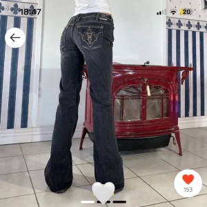 Lågmidjade svarta bootcut jeans - !Inte mina bilder! Köpt på plick och är fortfarande i bra skick. Skriv för fler frågor/ bilder! Pris går att diskuteras💗 Midjemått rakt över: 38 cm Interbenslängd: 70 cm