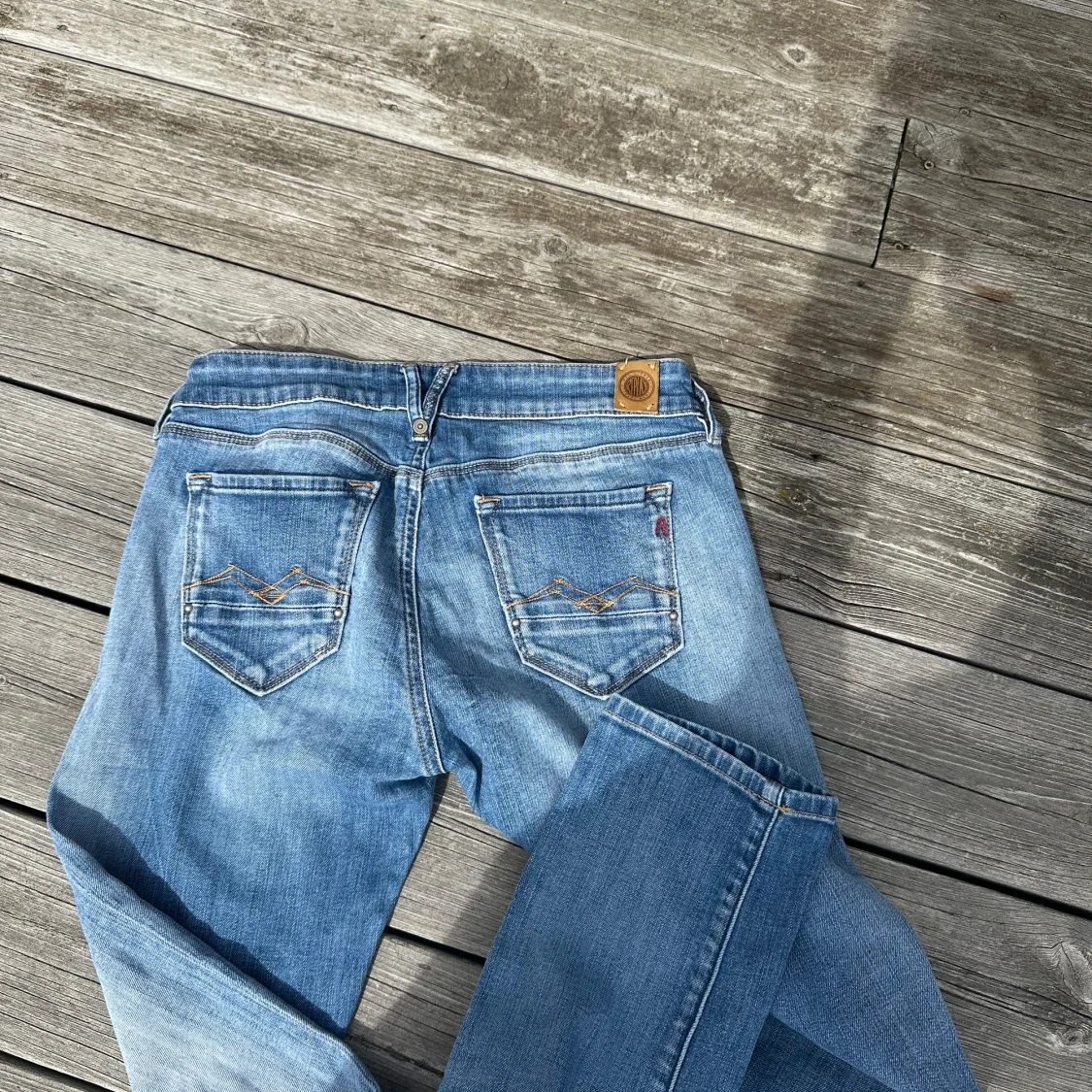 Låga jeans utsvängda /raka