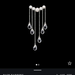 Maria Nilsdotter örhänge - Säljer detta superfina örhänge från Maria Nilsdotter då de inte kommer till användning för mig. De är i princip oanvänt🥰 nypris 3491 kr helt utsålt 