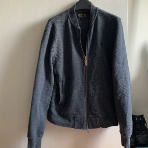 Morris zip tröja - Fin tröja passar tyvärr inte längre använd några gånger. Priset kan diskuteras! Tröjan är xs sitter lite större så skulle passa dig som är mellan 163-170