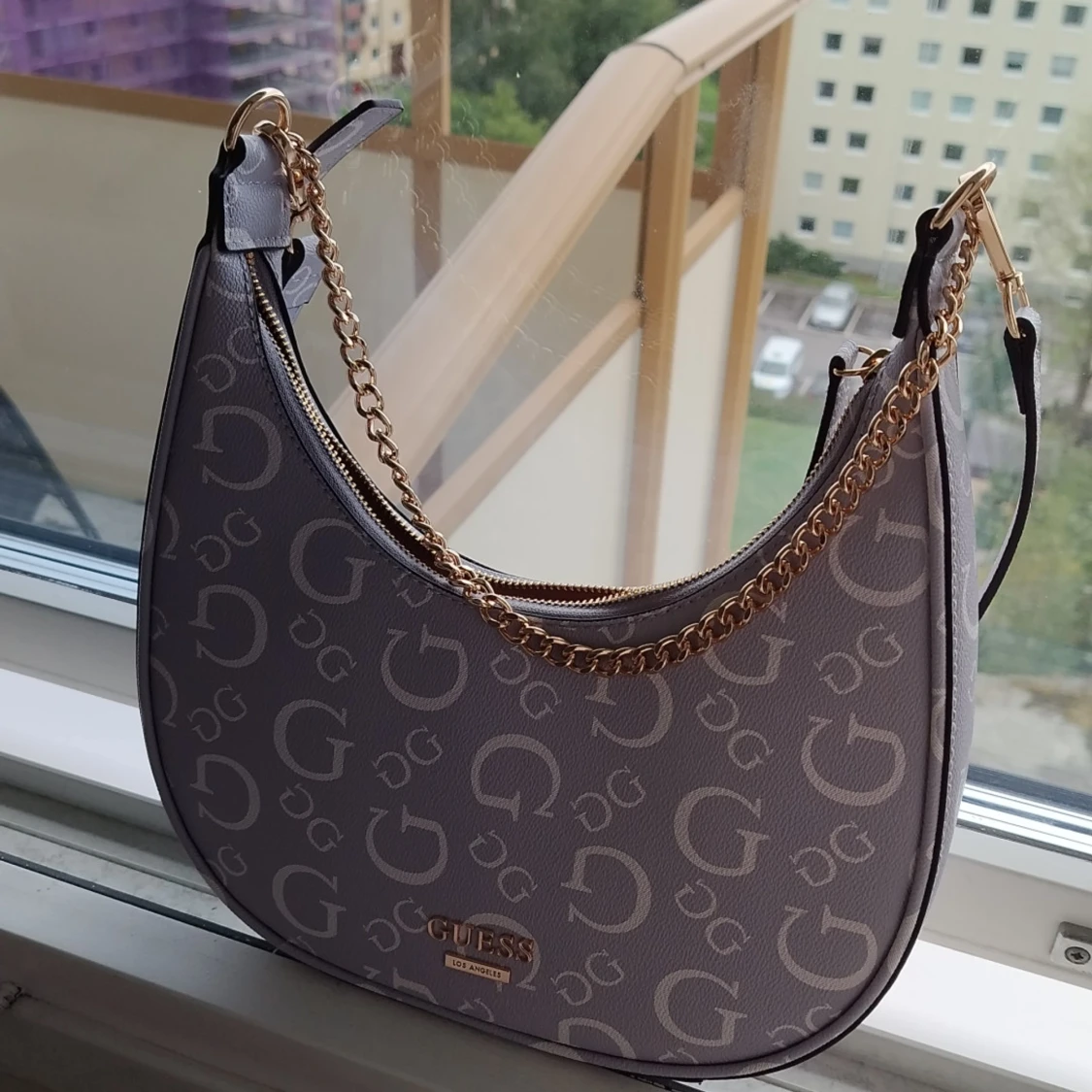 Grå axelväska från Guess - 1