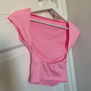 Rosa topp - Säljer denna populära rosa toppen som är öppen i ryggen! Endast testad på så den är helt ny