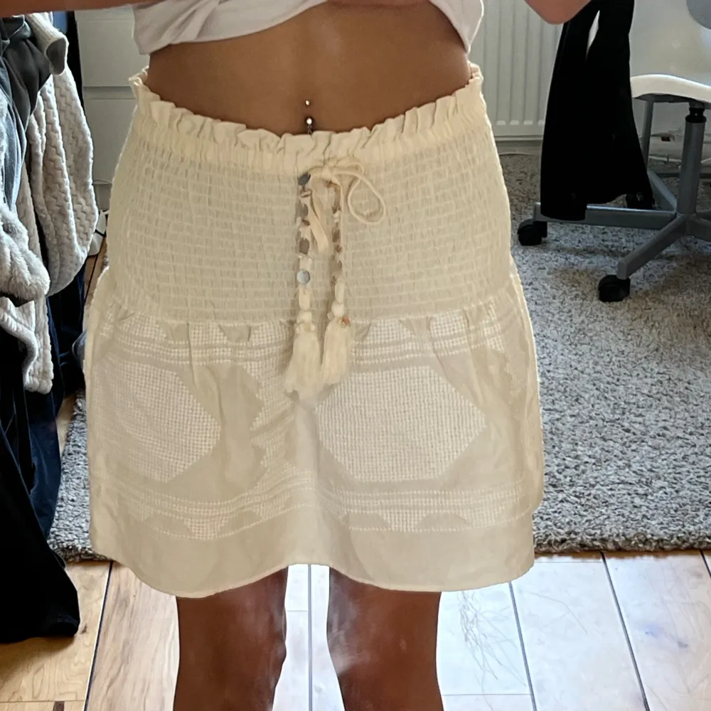 Beige kjol från zara som är i storlek xs, som aldrig är använd och tror att den inte finns att köpa längre💕 pris kan diskuteras🩷. Kjolar.