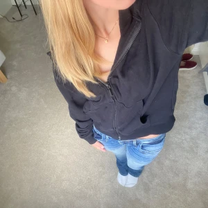 Zip Hoodie - Storlek S väldigt bra skick ingen tecken på nån defekt. Säljer pågrund av att den inte kommer till andvändning.💕 skriv om ni undrar nått. 