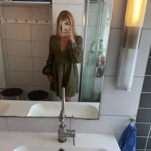 klänning - superfin och elegant mörkgrön/militärgrön klänning med knappar och puffärmar😻😻 från pretty little thing🥰