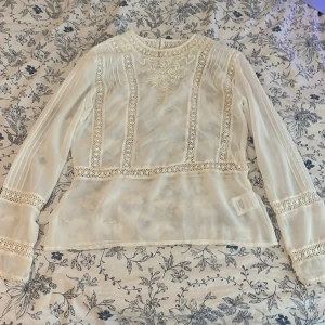 Genomskinlig blus  - Säljer denna blus köpt på vinted perfekt till höst eller vinter och så fin men för liten för mig