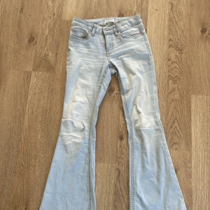 Ljusblå jeansbyxor - Ett par ljusblå jeansbyxor med bootcut-stil. Byxorna har inga hål eller fläckar. Knappt använda. väldigt fint skick. säljer då dem inte passar mig längre tyvärr. och inte kommer till användning 