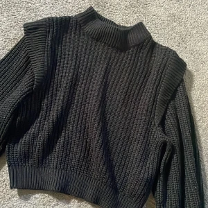 Stickad tröja - Jätte fin stickad tröja med inga defekter💕