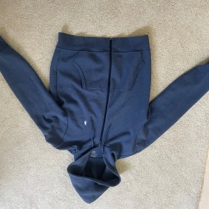 Ralph lauren zip hopdie  - Jag säljer en blå Ralph lauren zip hoodie i strl M tröjan är ca ett halv år gamma men har knappt använt tröjan och den är i jättefint skick.  Ny pris 2159kr