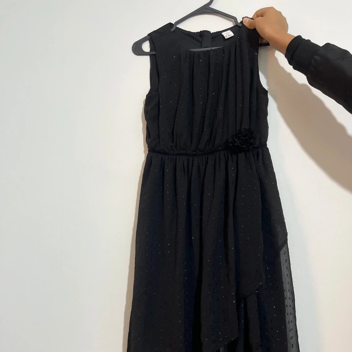 En elegant svart ärmlös klänning