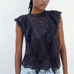 Slutsåld populär zaratopp - Snygg slutsåld marinblå spetstopp från zara med prislappen kvar. Storlek M men passar perfekt på mig som normalt sätt har S. 