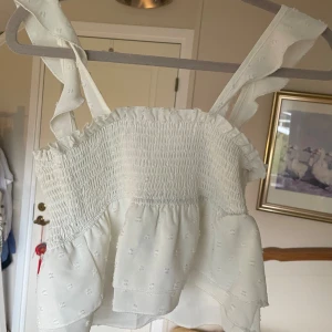 Vit topp  - Urgullig vit topp🤍 Perfekt för din sommargarderob! Ser lika fin ut att ha den som en tubtopp💕💕