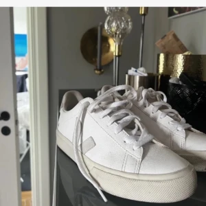 Veja skor - Använda men i bra skick! Har inget slitage eller skador förutom att dom kan va ett dugg smutsiga🤗💞