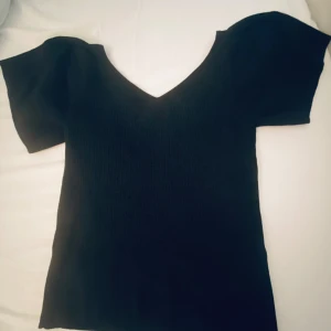 svart fin blus - Säljer min jättefina blus från mango pågrund av att den inte kommit till användning ❣️