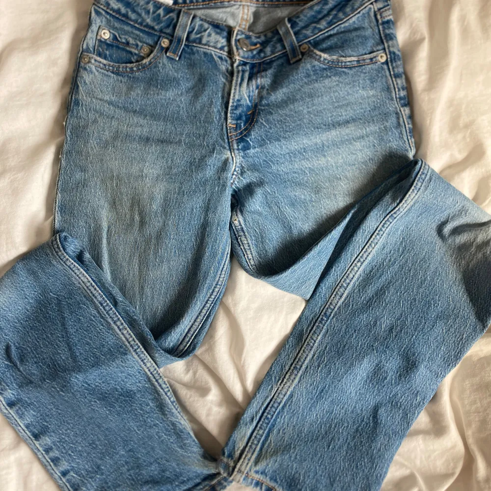 Super snygga raka Levis jeans som är använda men otroligt bra skick!!!!! Skriv om några frågor💗💗💗 . Jeans & Byxor.