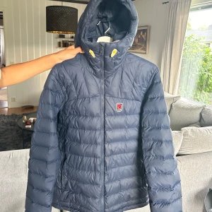 Fjällräven Jacka Herr - Marinblå fjällrävenjacka strl.M Använd under 1 vinter, har inga skador och är väldigt fräsch