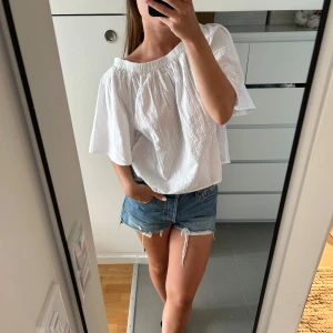 Vit topp från Kappahl! - Söt, vit topp från Kappahl! Helt oanvänd. Volanger i ärmarna, lite off shoulder. 🩷