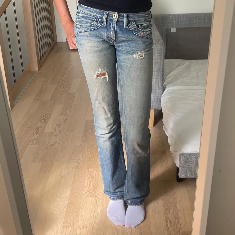 Superfina Lågmidjade bootcut/straight jeans från disel, midjemått rakt över är 35 och innerbenslängden är 85.  Som man ser på sista bilden har det varit hål i grenen som är lagade och inte syns när man har på sig dom. Storleken är w26. Jeans & Byxor.