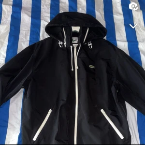 Lacoste jacka - Säljer pågrund av att jag ska flytta och rensar min garderob. Jackan är i Size S/M