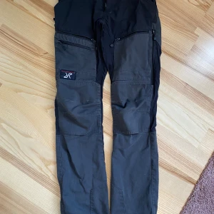 Friluftsbyxa strl M (38) - Byxa från RR (revolutionrace) säljes i fint begagnat skick . Kolla gärna in mina andra annonser för samfrakt.  