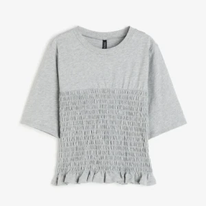 Smockad tröja - Säljer denna slutsålda smockade tröjan från hm ✨ skriv för mer bilder 