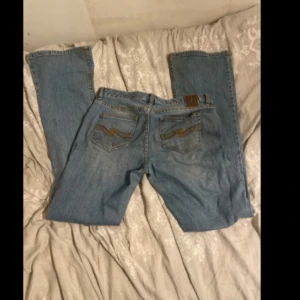Bootcut jeans - Ljusblåa bootcut jeans, lågmidjade, säljer då de ej kommer till användning längre, innerbenslängd 83cm midjemått 40cm rakt över, dem har ganska mycket stretch