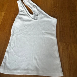 Snygg topp från nelly - Topp från Nelly. Båda ”banden” går på samma sida. Skulle säga den är mer som S