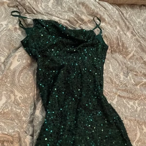 En bal klänningen men släp - Den har glittrar 