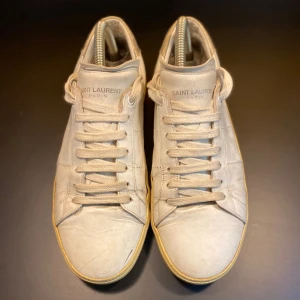 Saint Laurent Skor  - Hej! Säljer nu dessa Saint Laurent Skor modell SL/06, storlek 41, skicket bedömer vi är slitet , tveka inte på att höra av er vid frågor kring skorna! 