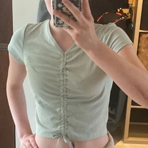 Söt topp  - En jättegullig topp/blus från Lindex! Inte använd alls och i jättefint skick, storlek 170💕 