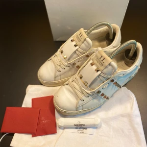 Valentino Skor - Hej! Säljer nu dessa Valentino Skor, storlek 36, skicket bedömer vi är bra box dustbag och mm tillkommer, tveka inte på att höra av er vid frågor kring skorna! 