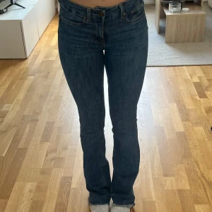 jeans - mörkblåa bootcut från zara, midwaist bra skick