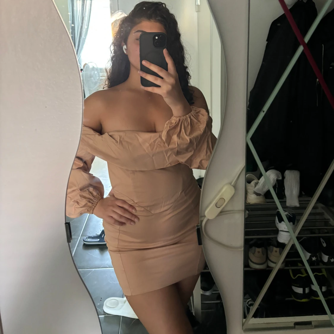 Beige offshoulder klänning