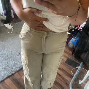 Beiga cargo byxor  - Jätte fina cargo byxor i bra skick. För närmare bilder kontakta. Lappen sitter ej kvar men vet att dom är ifrån H&m och skulle uppskatta att storleken är S. 